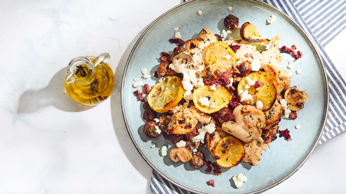 Citrona, medus un garšaugu vistas fileja ar sēnēm