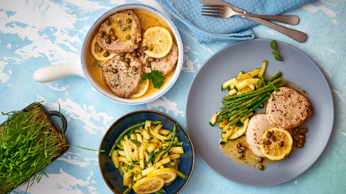 Veršienos kepsneliai su smidrais ir cukinijomis