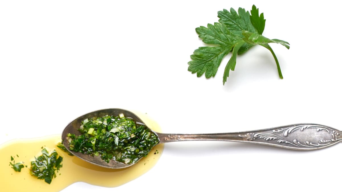 Bazilikų ir kalendrų marinatas su mėtomis