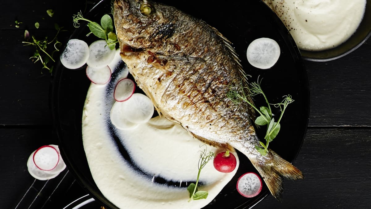 Grilēta karūsa ar ziedkāpostu krēmu