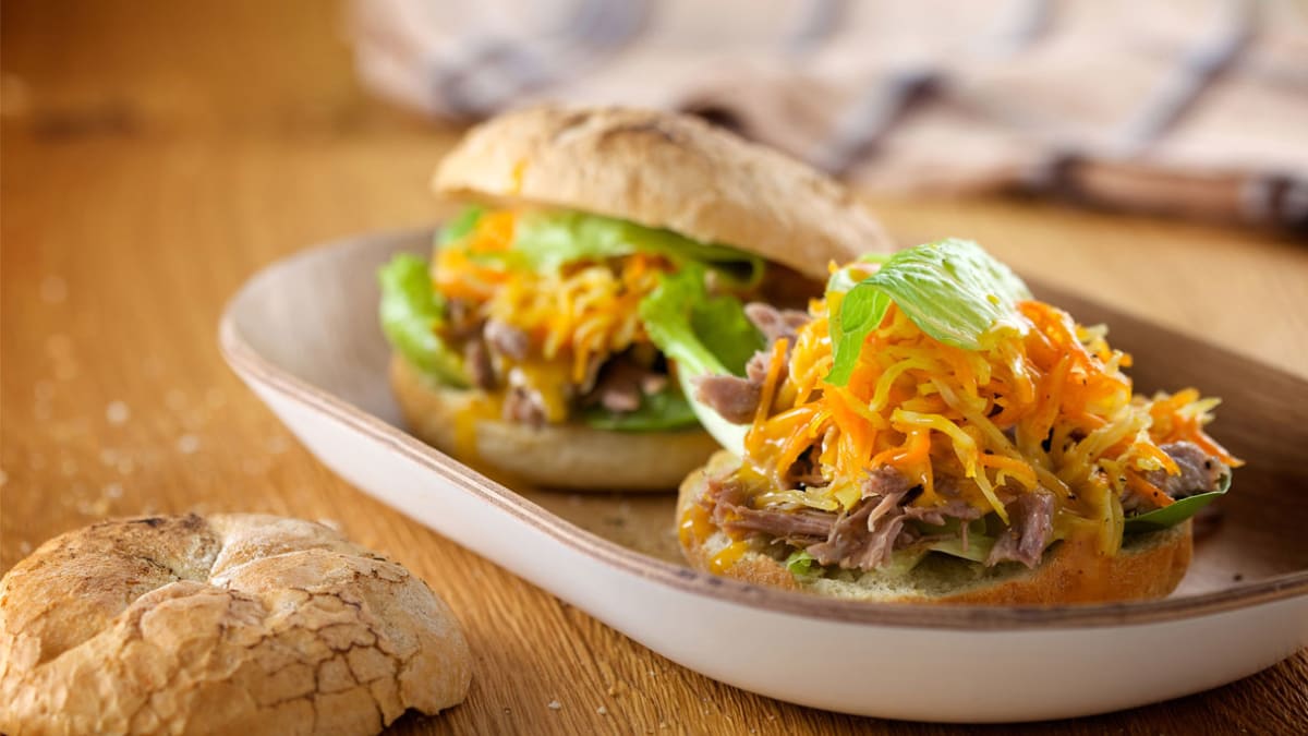 Mėsainis su troškinta antiena ir mangų padažu