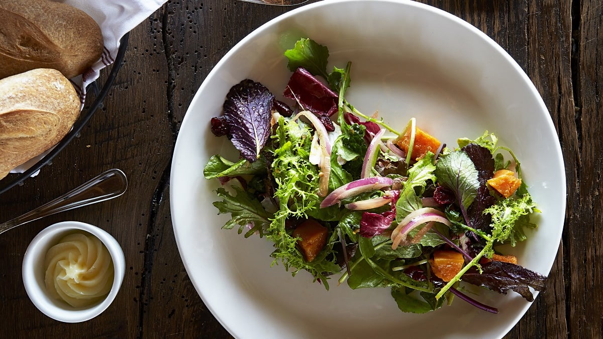 Röstitud kõrvits marineeritud punase sibula ja karrikastmega