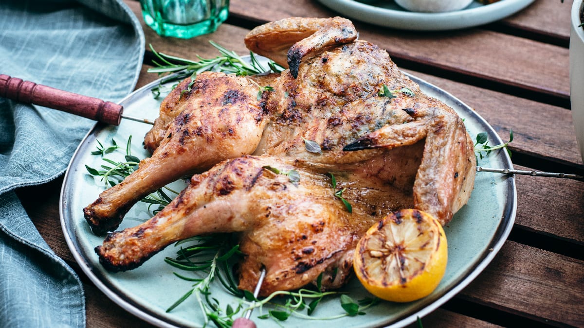 Grill-kanaliblikas avokaadokastmega