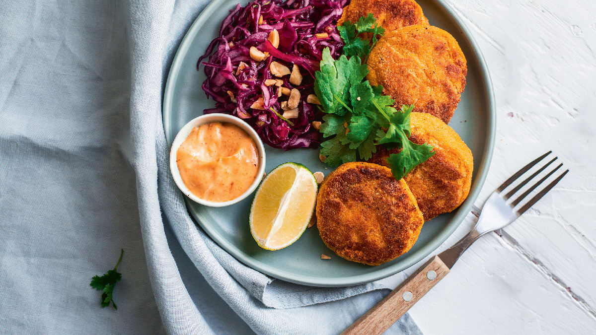 Bataadi-kikerherne-kotletid punase kapsa salatiga