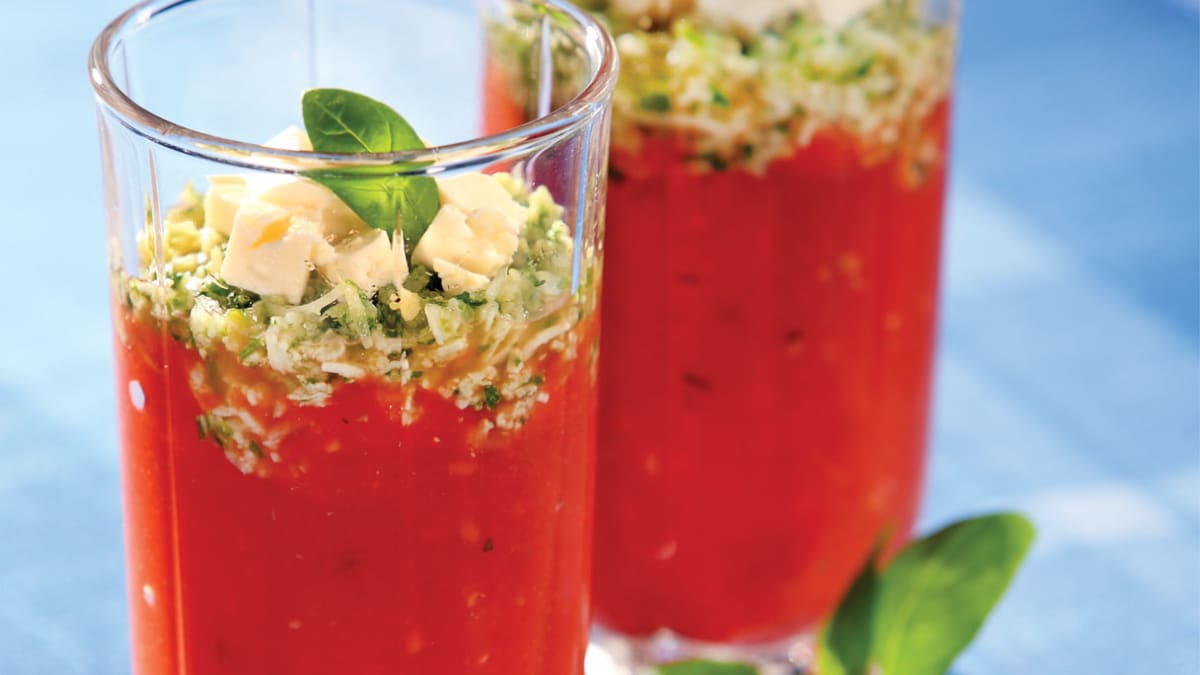 Šalta pomidorų sriuba su pesto padažu su sūriu