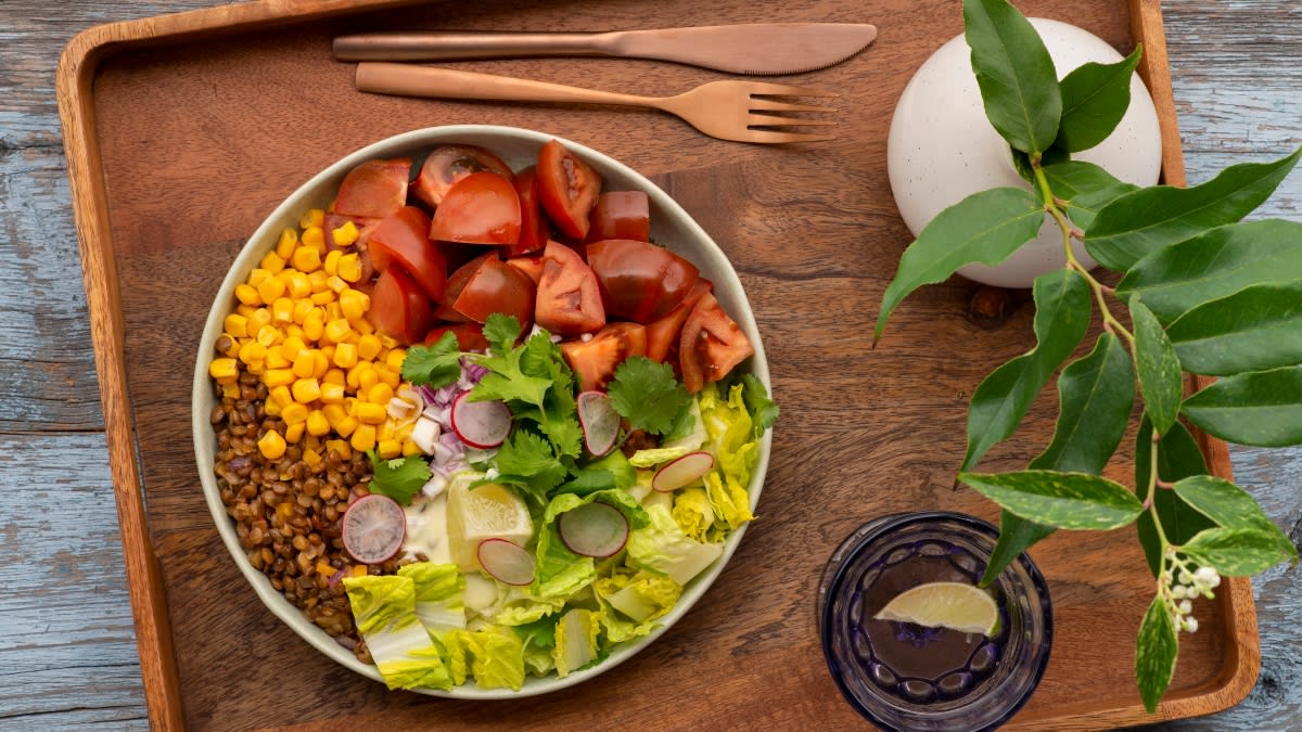 Pomidorų salotos su lęšiais, kukurūzais ir kalendromis