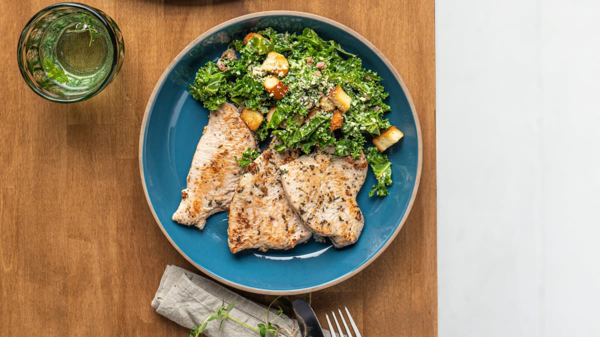 Kalakutienos pjausniai su lapinių kopūstų salotomis