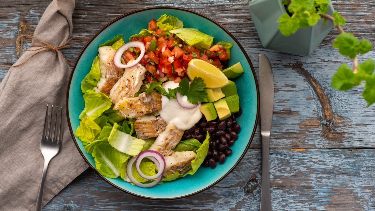 Romaninės salotos su žuvimi ir juodosiomis pupelėmis