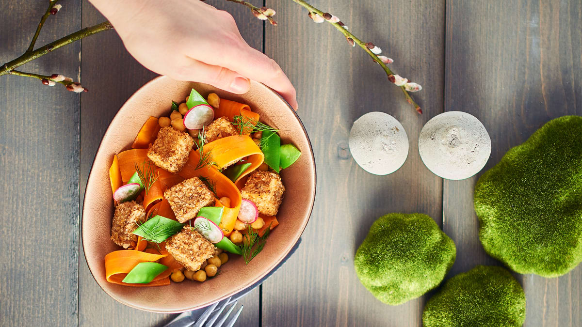 Salotos su keptu tofu, morkomis ir avinžirniais