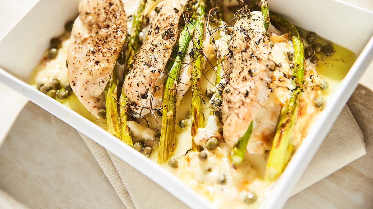 Ar sparģeļiem pildītas vistas filejas