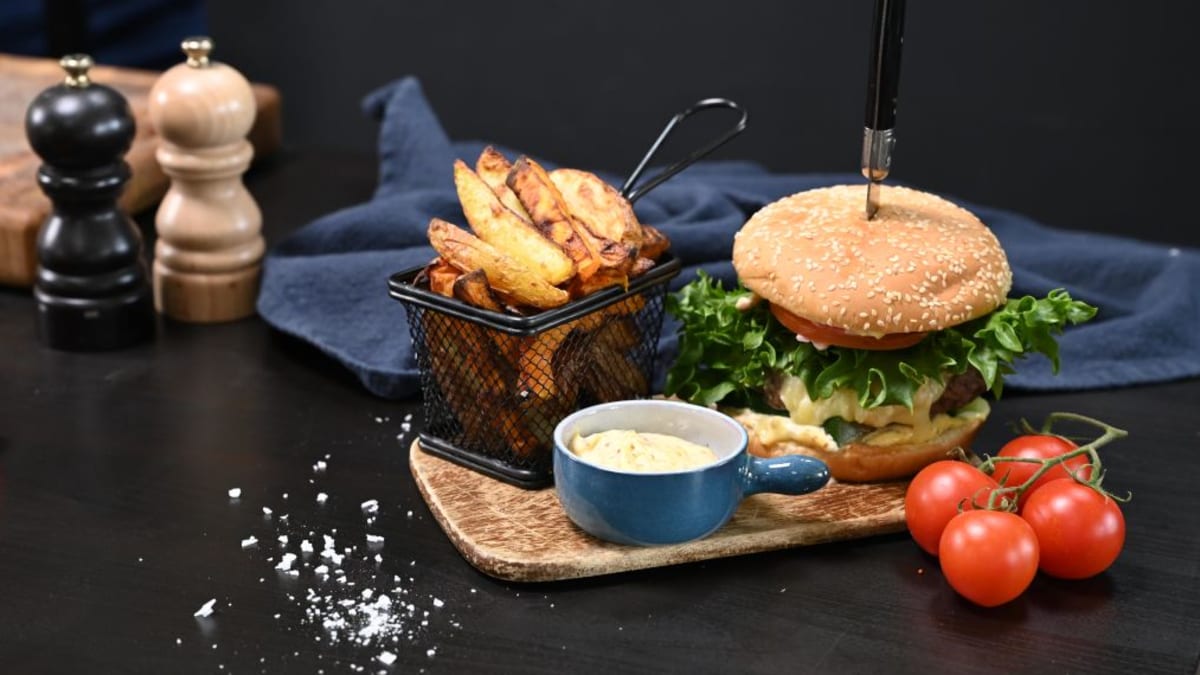 Veiseliha grillburger ja friikartulid