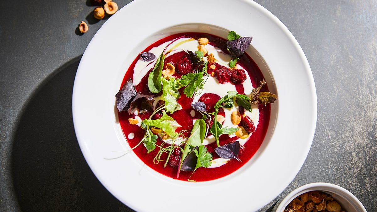 Aukstā biešu zupa ar ķiršiem un mārrutku krējumu