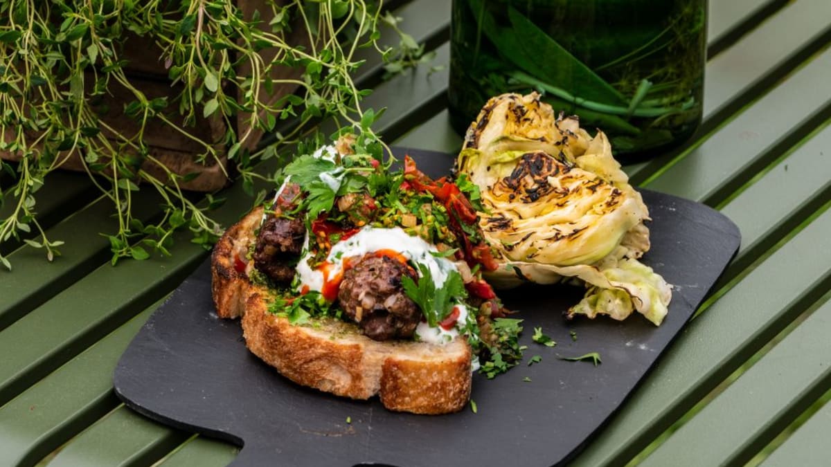 Vardakotlet veiselihast metsapesto ja tomati-rabarberi chutneyga