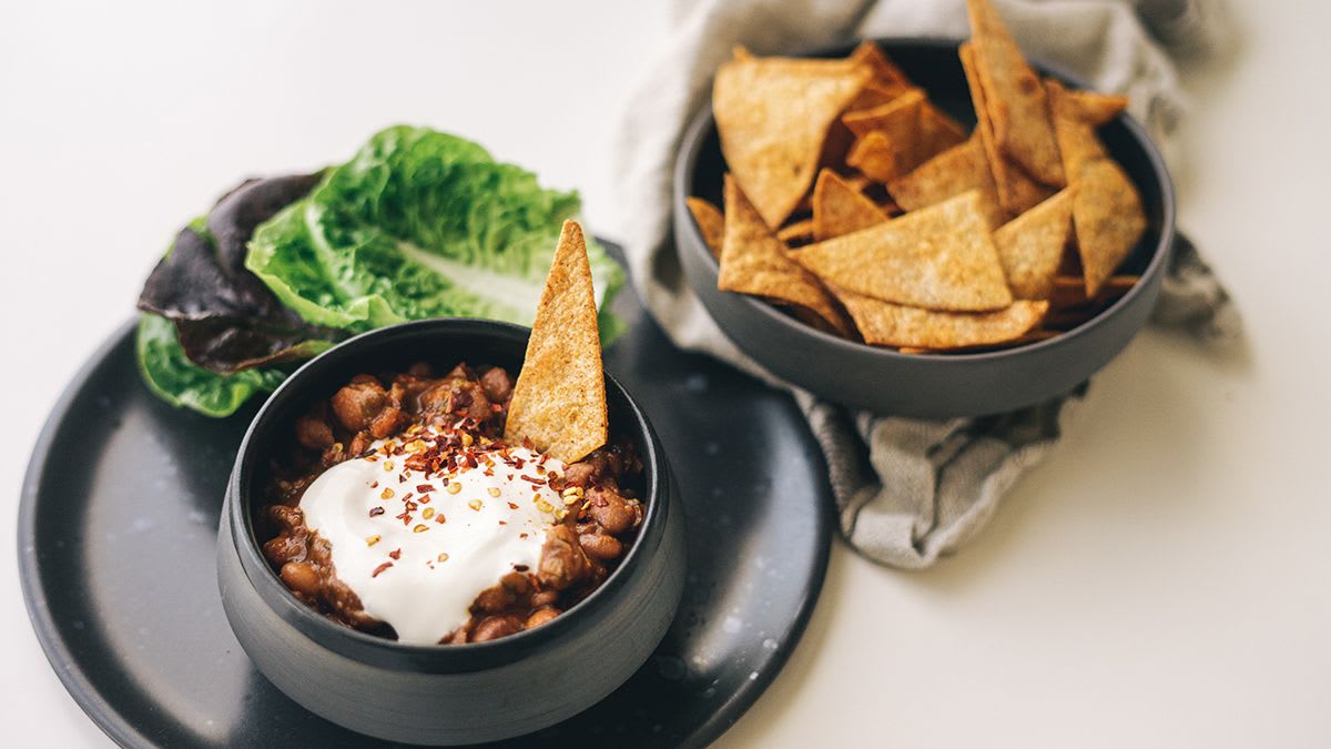 Pupiņu čili ar pilngraudu tortiljas čipsiem