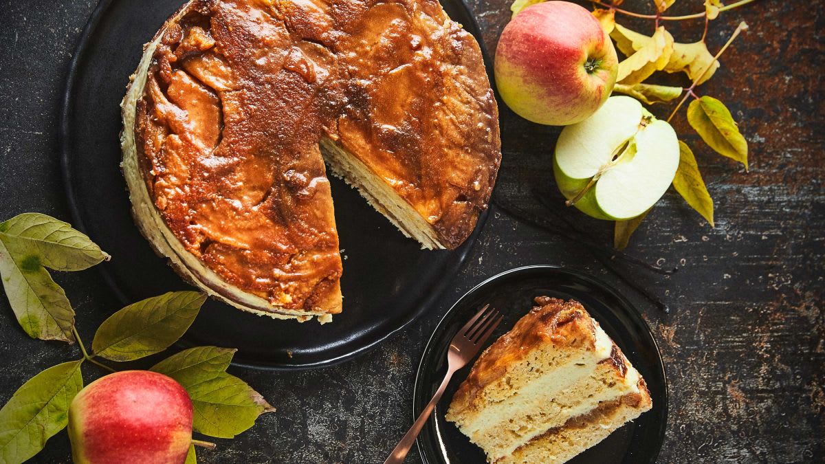 Ābolu karameles kūka ar vaniļas krēmu