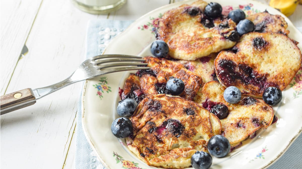 Banaanipannkoogid mustikatega