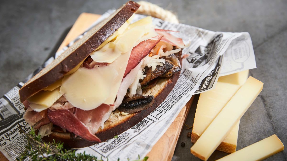 Gruyère siera sendviči
