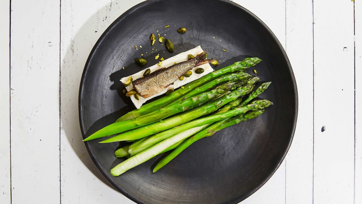 Sparģeļi un šprote