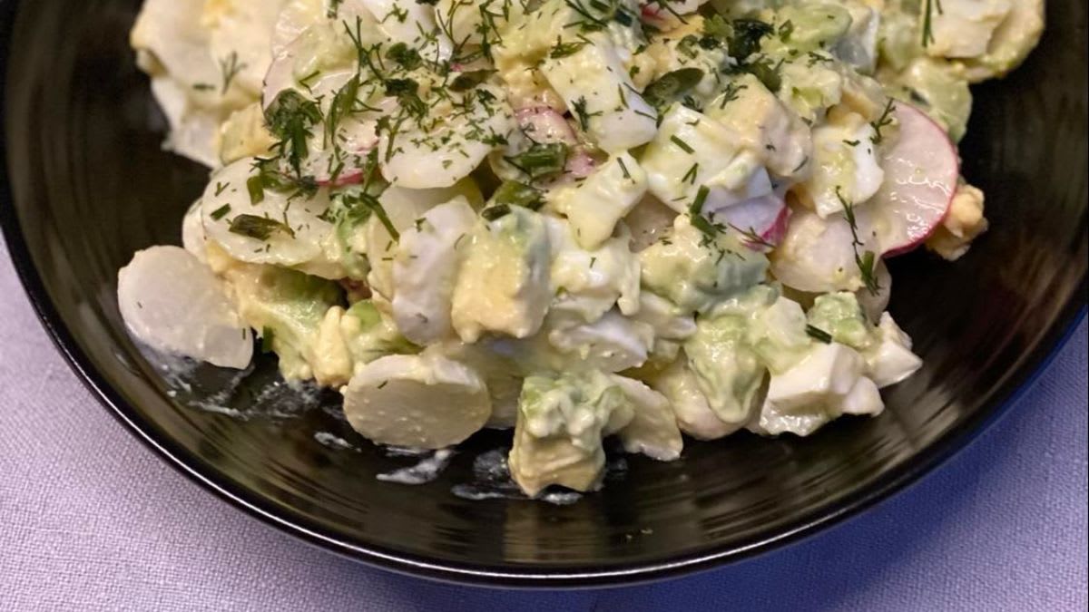 Kiaušinių salotos su avokadais ir ridikėliais