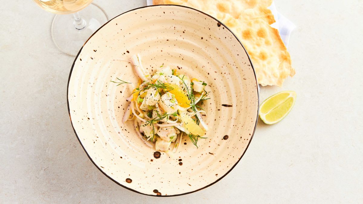 Svaigi marinēta zandarta salāti ar kraukšķīgo lavašu (Ceviche)