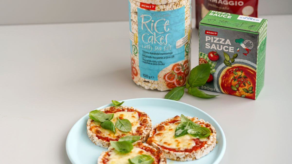 Lengvas užkandis - ryžių trapučių „pica“ su itališku padažu