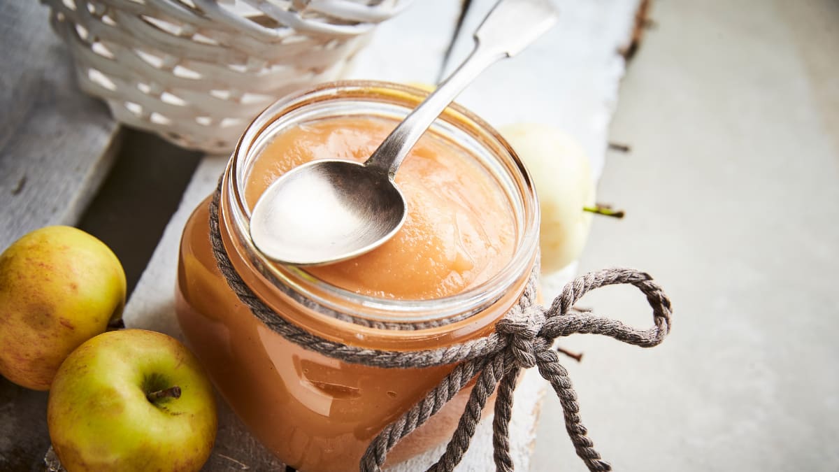 Krāsnī ceptu ābolu un cidoniju biezenis