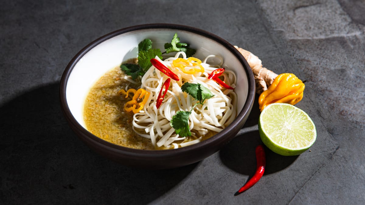 Udon nūdeles pikantajā ingvera - citronzāles mērcē