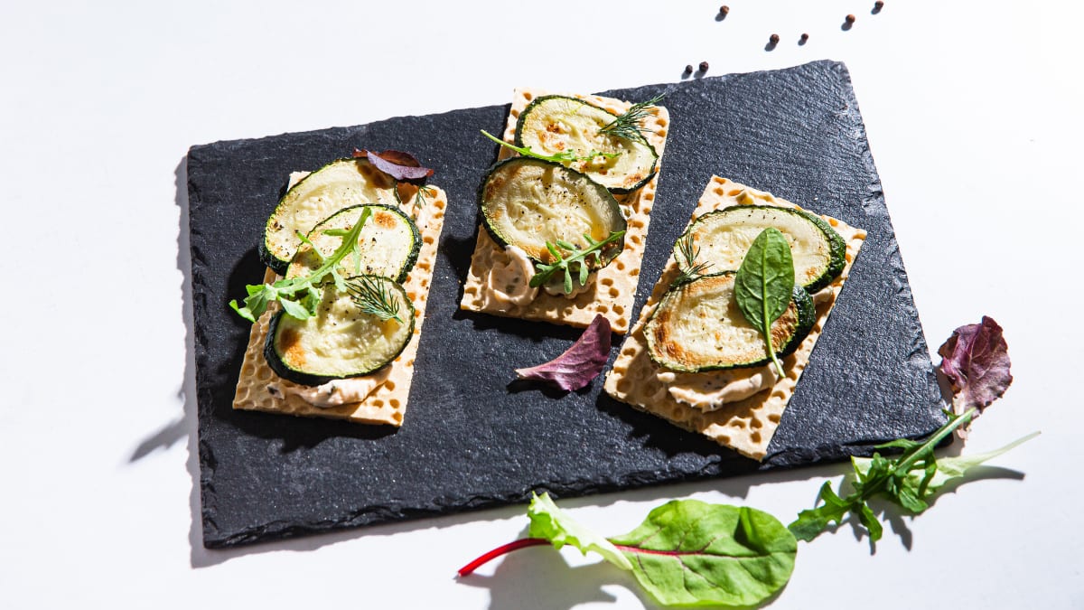 Zirņu un auzu cepumi ar marinētu gurķu krēmu