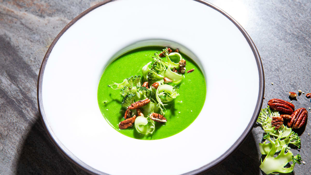 Ātrā brokoļu krēmzupa ar pekanriekstiem