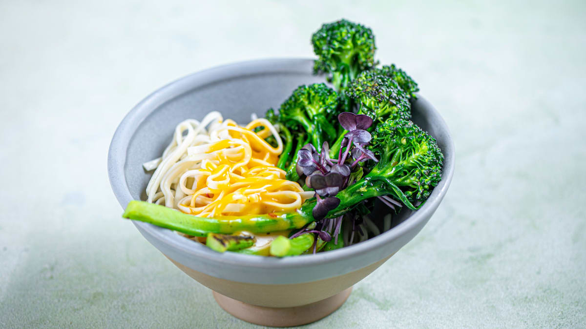 Savvaļas brokoļi ar Udon nūdelēm un mango mērci