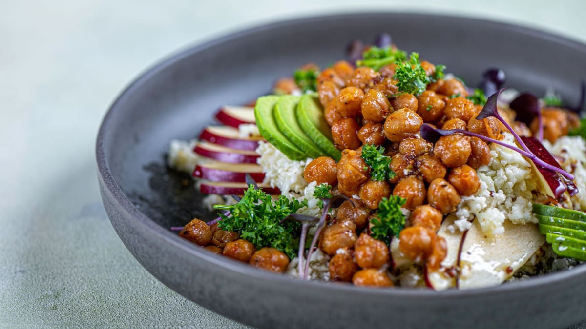 Ziedkāpostu rīsi ar ceptiem turku zirņiem