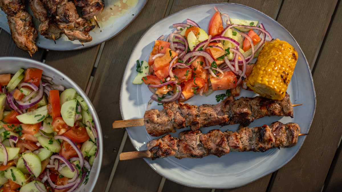 Sulīgais cūkgaļas šasliks ar kukurūzu sviestā un salātiem 