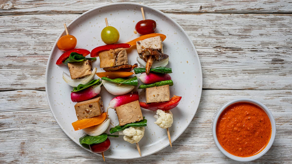 Vegāniskais krāsainais iesmiņš ar pikanto mērci un tofu
