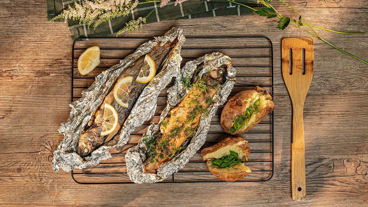 Varavīksnes forele ar kartupeļiem