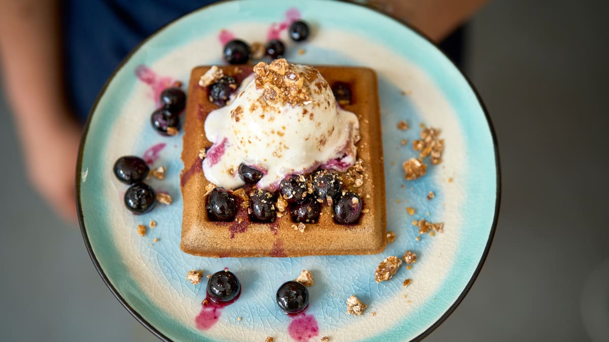 Melleņu vafeles ar saldējumu un griljāžu