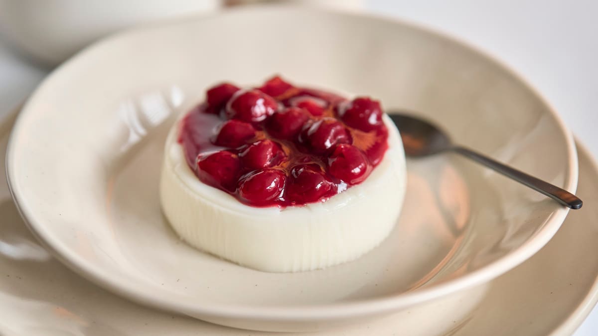 Piena želeja ar ķiršu mērci