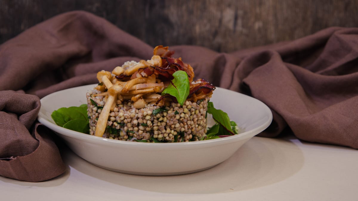 Zaļo griķu gruboto ar bekonu un sēnēm