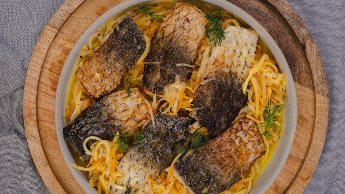 Baltvīnā sautēta karpa ar dārzeņu spageti