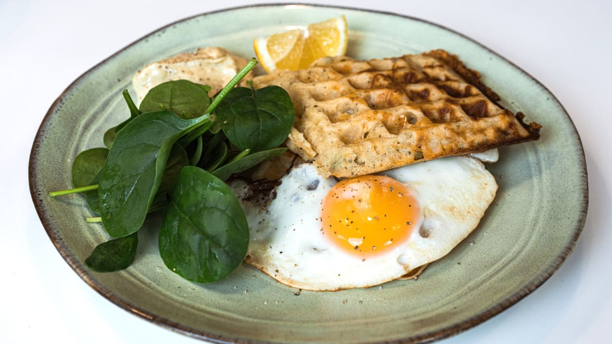 Sāļās vafeles ar olu un paštaisītu majonēzi