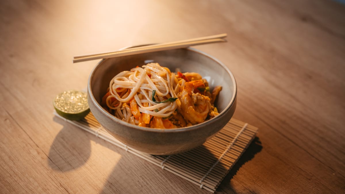 Pad Thai ar garnelēm taizemiešu gaumē