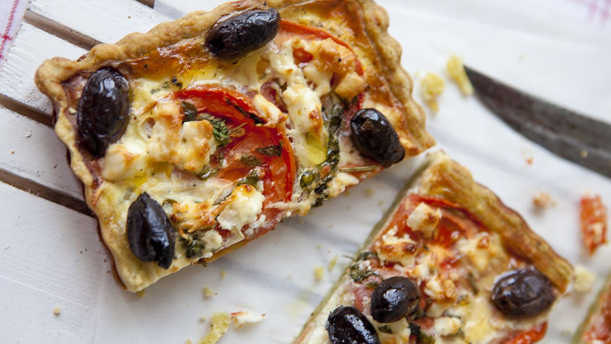 Bazilikų pyragas su fetos sūriu ir alyvuogėmis