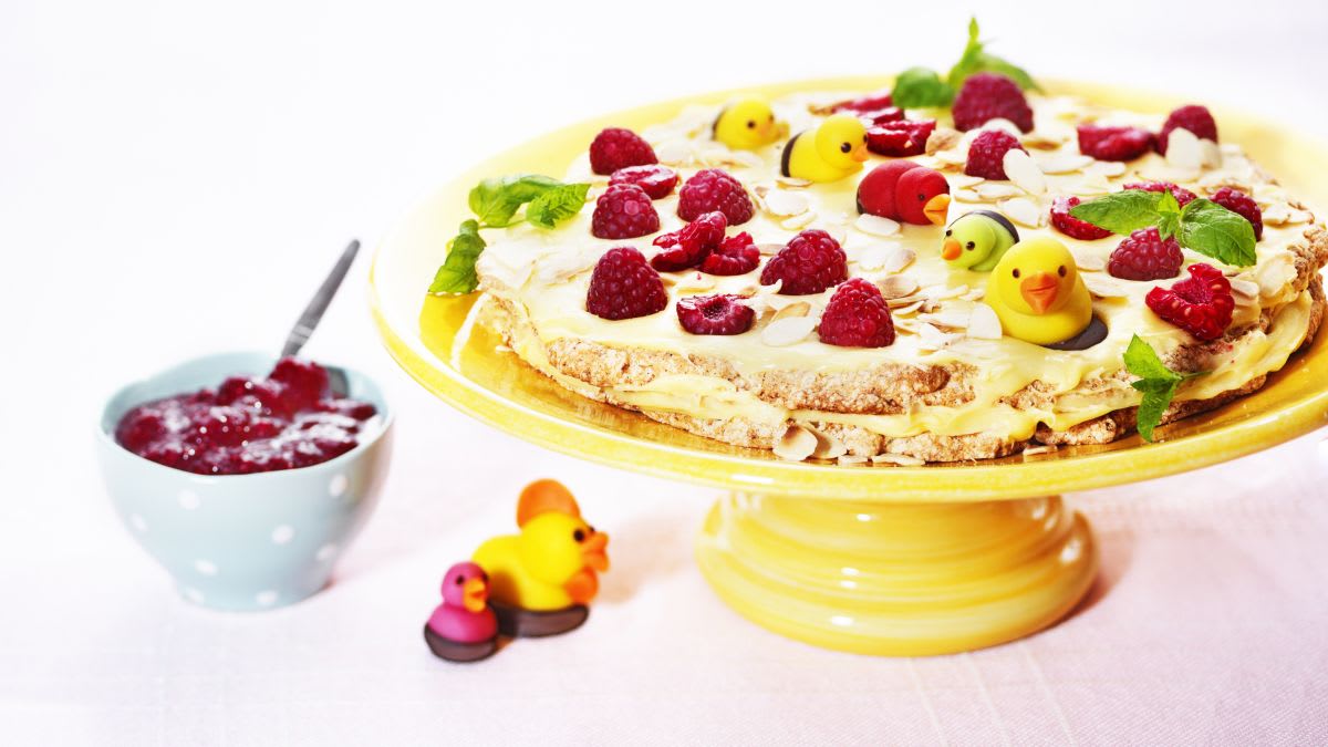 Velykinis pyragas su avietėmis