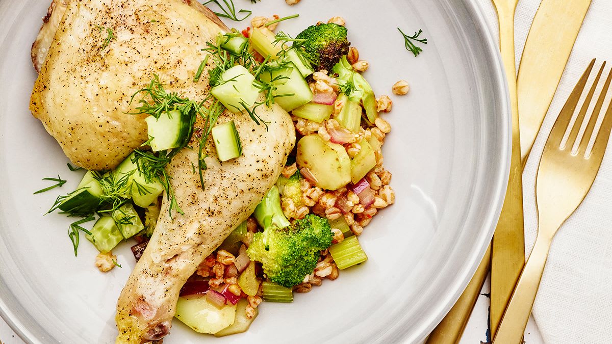 Kvietinės kruopos su daržovėmis, vištų ketvirčiais ir agurkų salotomis