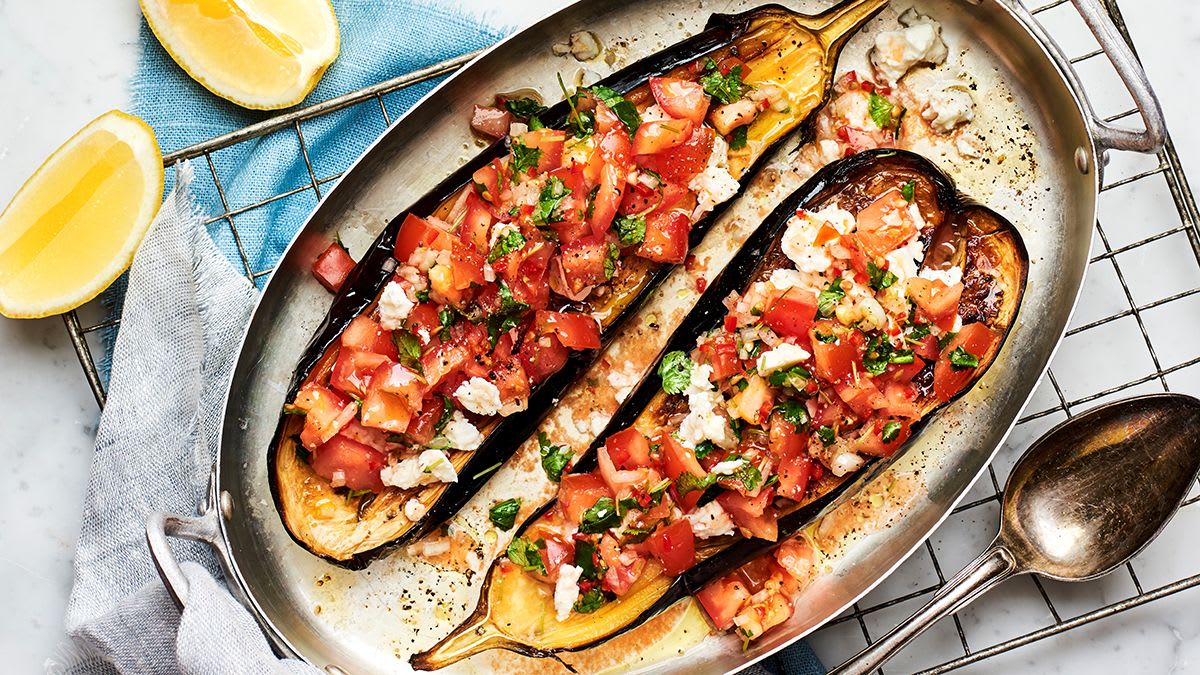 Orkaitėje kepti baklažanai su kalendros padažu ir fetos sūriu