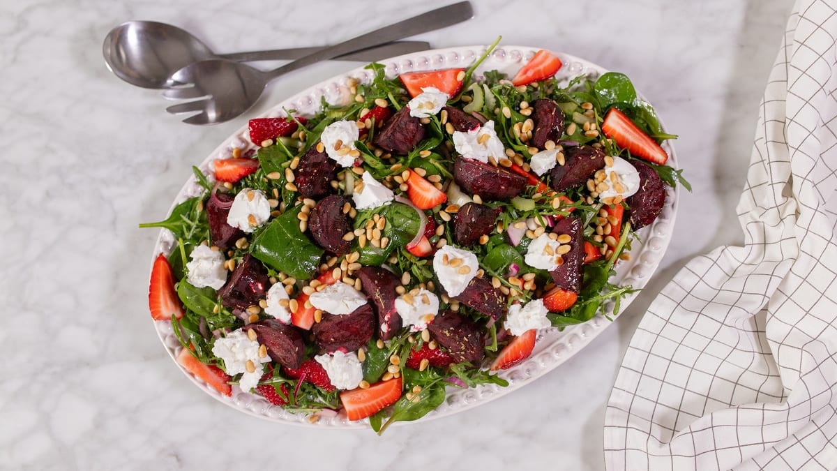 Roheline ahjupeedi ja kitsejuustu salat maasikatega