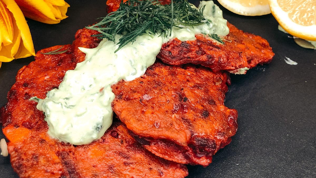 Peedipannkoogid avokaado-lehtkapsa-kreekajogurti kastmega