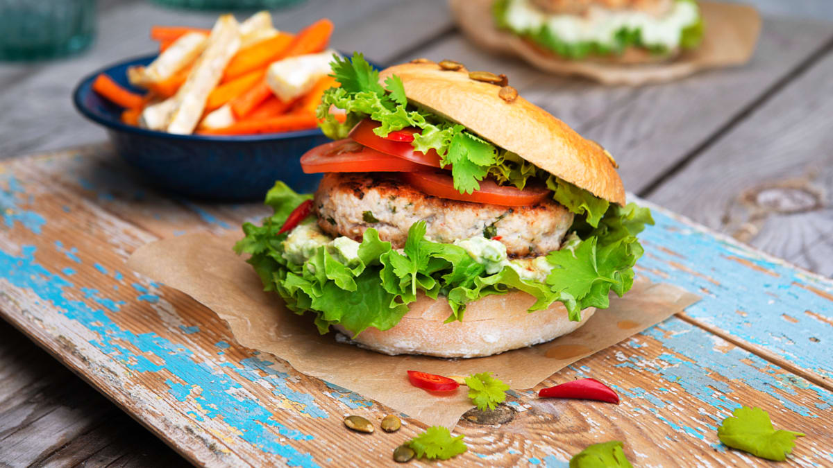 Mėsainis su kalakutiena ir avokadų padažu