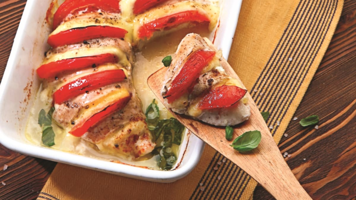 Vištiena, apkepta su mocarela ir pomidorais