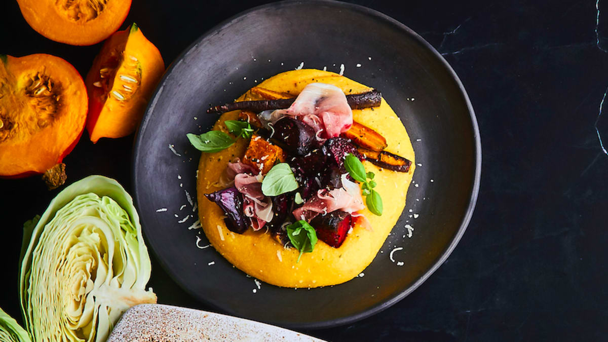 Ķirbju polenta ar rudens dārzeņiem