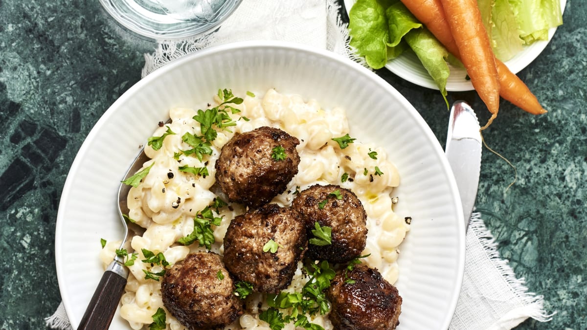 Lihapallid hautatud makaronidega